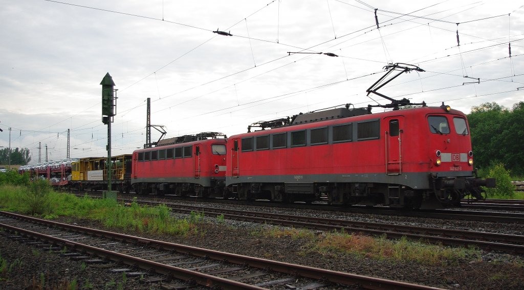 Das 140er Doppelpack 140 821-0 und 140 837-6 bringen ihren Gz in Richtung Sden. Aufgenommen am 10.06.2010 in Eschwege West.