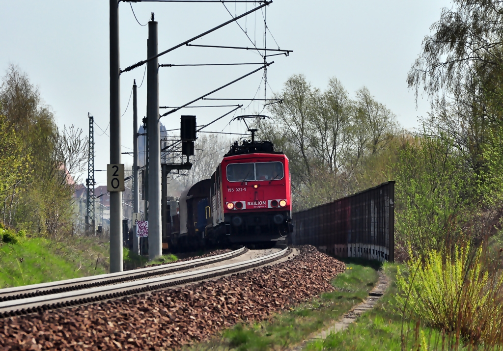 das 155er Doppel (155 023+155 147) kommt aus dem Bf Stralsund und nimmt den Langendorfer Berg in Angriff und hat dabei keine Probleme am 26.04.2010