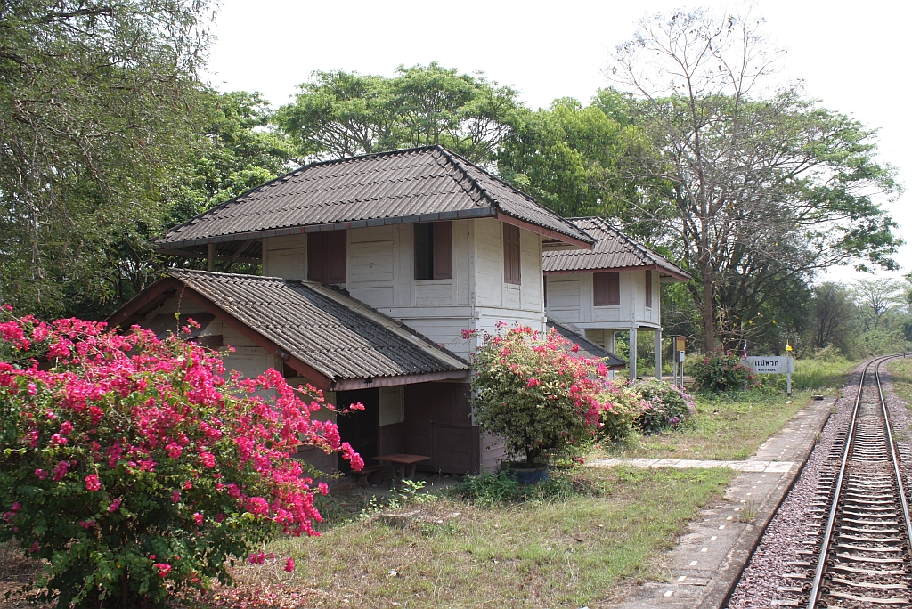 Das 1919 in Betrieb genommene Aufnahmsgebäude der Mae Phuak Station wird nicht mehr verwendet und Mae Phuak ist nur mehr Haltestelle. Blickrichtung Bangkok, am 15.März 2012. 


