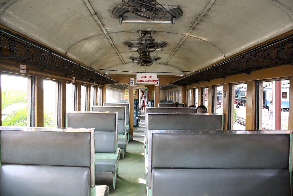 Das 3.Klasseabteil des บสส. 35 (บสส.=BST =Bogie Second & Third Class Carriage), aufgenommen am 04.Dezember 2010 im Bf. Chachoengsao Junction.