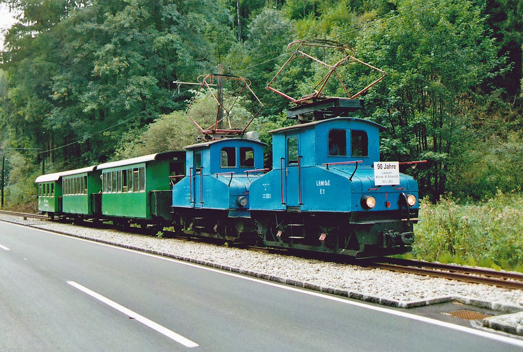 Das 90-Jahr-Jubilum der Breitenauerbahn wurde an drei Wochenenden im September 2003 gefeiert. in dieser Zeit kamen Zge mit verschiedenen Bespannungen zum Einsatz. Hier ziehen die E2 und die E1 ihren Zug am 12.9.2003 bei Schafferwerke durch das Breitenauertal.