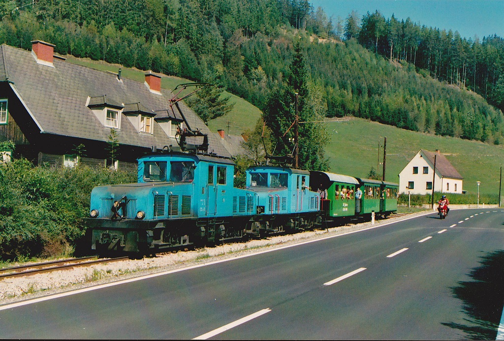 Das 90-Jahr-Jubilum der Breitenauerbahn wurde im September 2003 an drei Wochenenden gefeiert. In dieser Zeit kamen Zge mit verschiedenen Bespannungen zum Einsatz. Hier ziehen die E3 und die E4 am 21.9.2003 ihren Zug in St.Jakob nach Mixnitz.