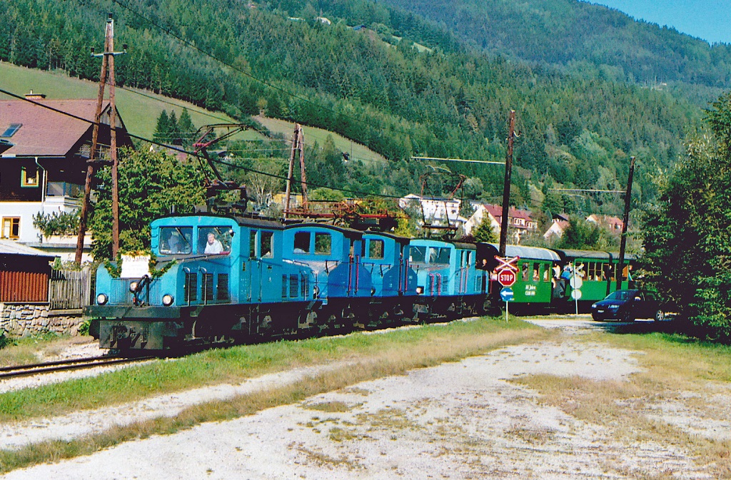 Das 90-Jahr-Jubilum der Breitenauerbahn wurde im September 2003 an drei Wochenenden gefeiert. In dieser Zeit kamen Zge mit verschiedenen Bespannungen zum Einsatz. Hhepunkt dieser Fahrten war ein Zug der von allen vier vorhandenen Schmalspurloks gezogen wurde. E4+E1+E2+E3 fahren am 14.9.2003 mit diesem Zug in St.Jakob richtung Mixnitz.