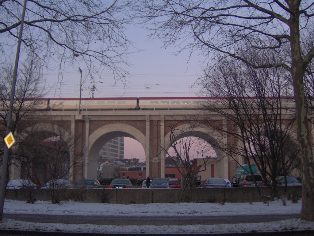 Das Aachener Viadukt in der Nhe vom Aachener HBF,
darauf fahrend der franzsische Thalys.