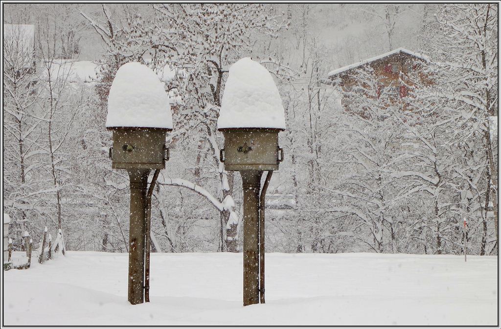 Das Ableutewerk in Ilanz, das immer noch in Betrieb ist, fllt normalerweise nicht auf, ausser sie tragen zwei schmucke Hte, wie heute morgen. (04.02.2013)