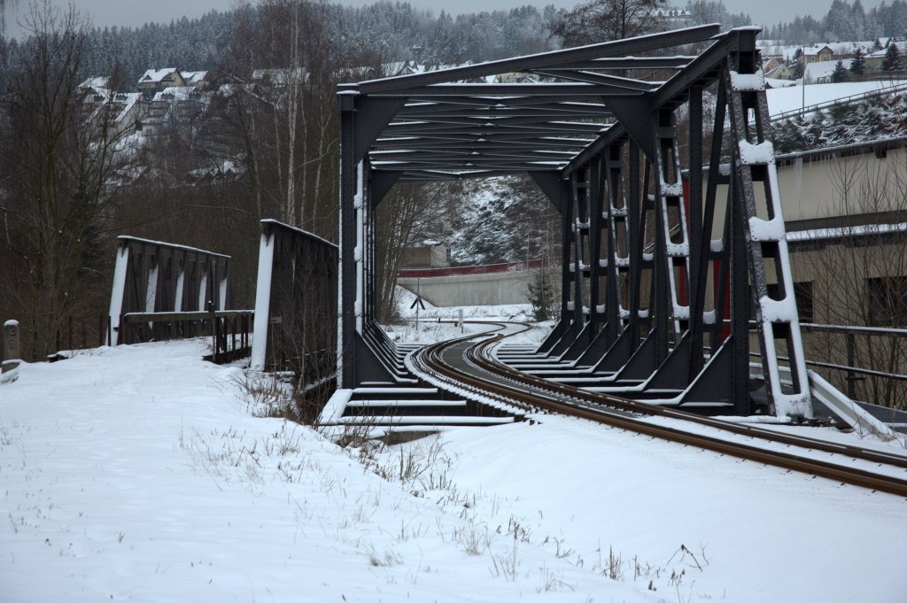  Das Abschiedsfoto  der Erzgebirgswinterreise zeigt eine typische Fachwerkbrcke neu (rechts) und  alt (links) der Strecke Schwarzenberg-Johanngeorgenstadt , die zu DDR Zeiten zur zweigleisigen Hauptbahn ausgebaut war. 19.01.2013 09:34 Uhr aufgenommen. Ort: Erla im Schwarzwassertal.