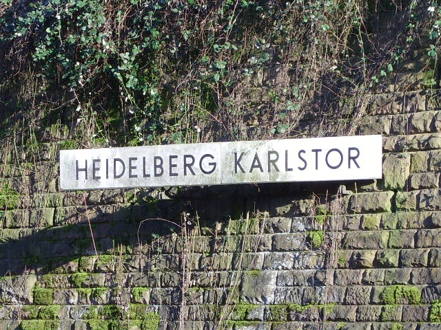 Das alte Schild Heidelberg Karlstor wo die Haltestelle jetzt Heidelberg Altstadt hei�t am 02.03.11 