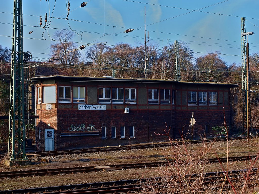 Das alte Stellwerk von Aachen West Gbf. Seit die Containerverladung eingestellt und Rangierleistungen nach Montzen und nach Stolberg abgegeben wurden, hat dieses Stellwerk seine Bedeutung fast verloren. Es wird nur noch zum Teil benutzt.