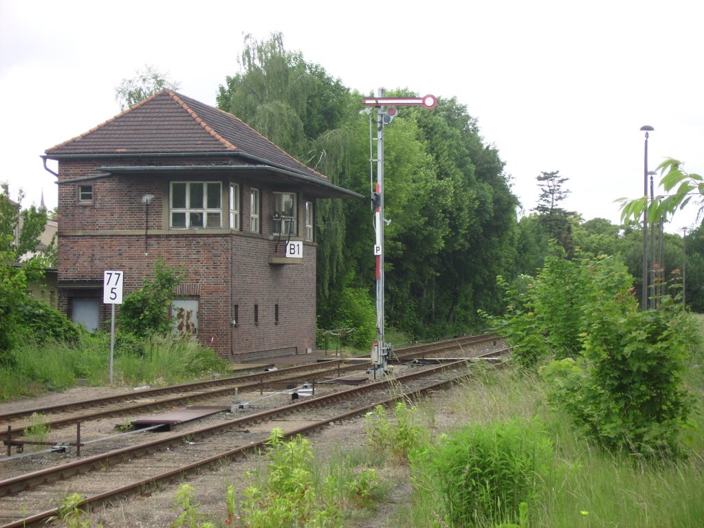 Das am 04.07.2009 noch besetzte Stellwerk des Bahnhofs Templin, am nrdlichen Bahnhofskopf in Richtung Prenzlau und Eberswalde. Zu diesem Zeitpunkt fand auf diesen beiden Strecken kein regelmiger Zugverkehr mehr statt, lediglich die Triebwagen der RB 12 verkehren noch wenige 100m um die Ecke bis zum Endhaltepunkt Templin Stadt.