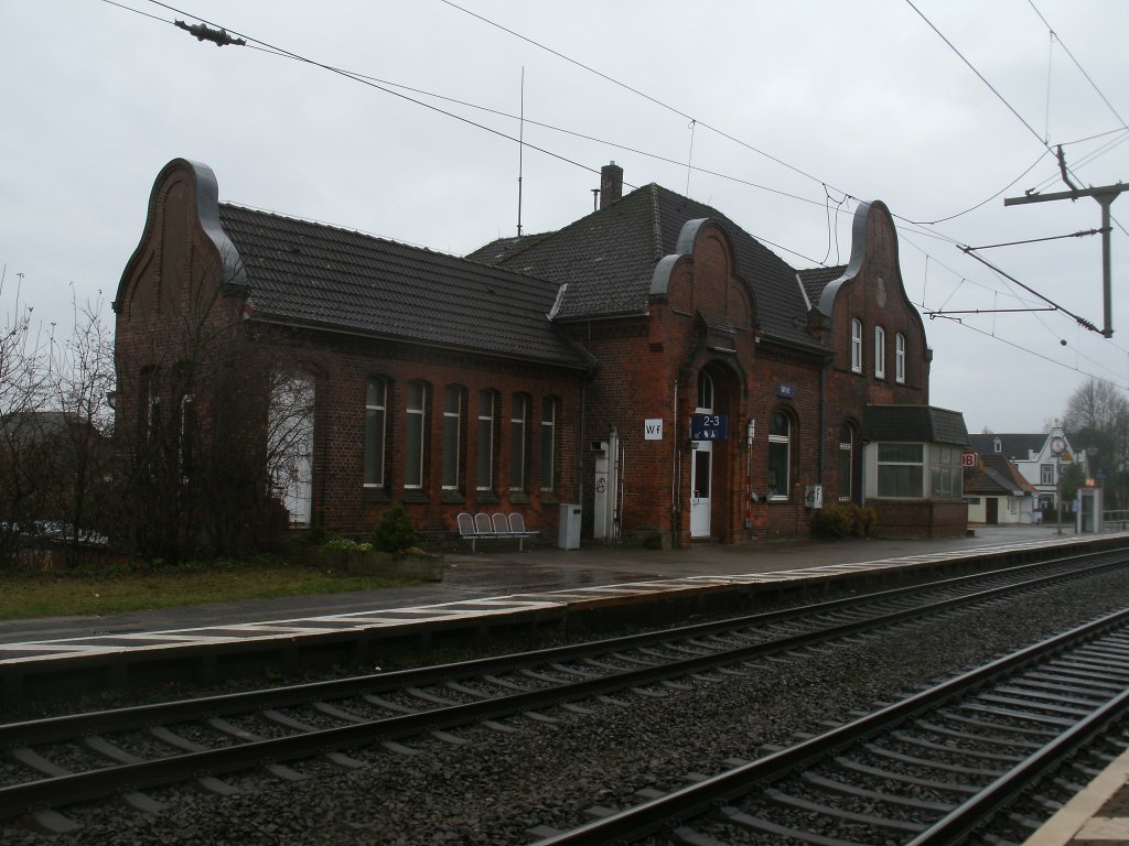 Das an der Bahnstrecke Hamburg-Kiel/Flensburg gelegende Bahnhofsgebude von Wrist am 18.November 2012.