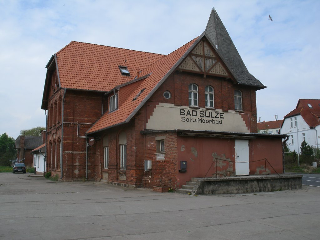 Das an,der ehmalige Bahnstrecke Rostock-Grimmen gelegende Bahnhofsgeb�ude von Bad S�lze am 09.2013.
