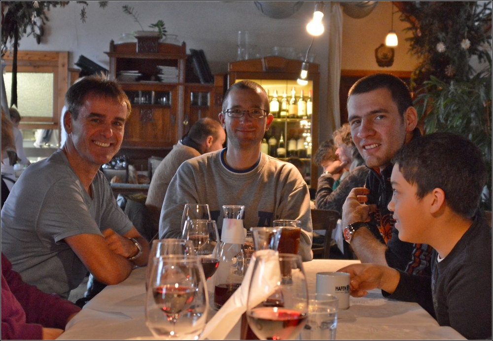 Das andere Ende des Tisches von http://www.bahnbilder.de/bild/Bahnbilder-Treffen~Galerien~2012-12-08+Konstanz/647835/nun-gibts-in-der-warmen-stube.html 