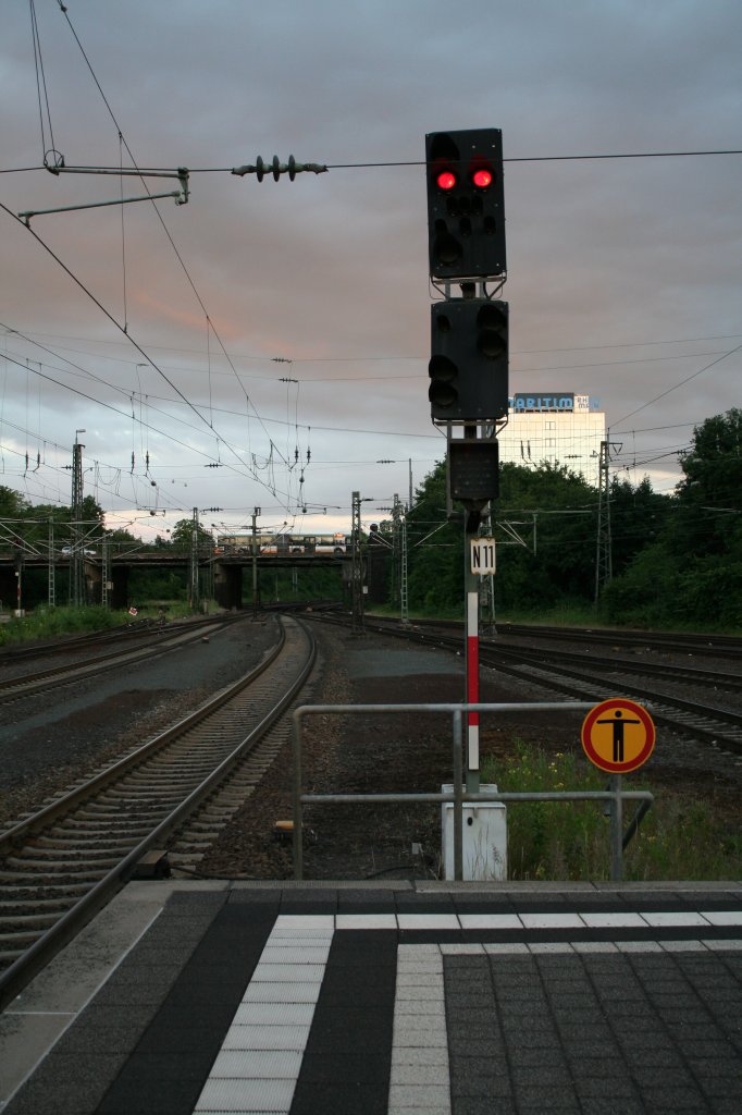 Das ASig N11 in Darmstadt Hbf whrend dem Sonnenuntergang am 21.06.13.