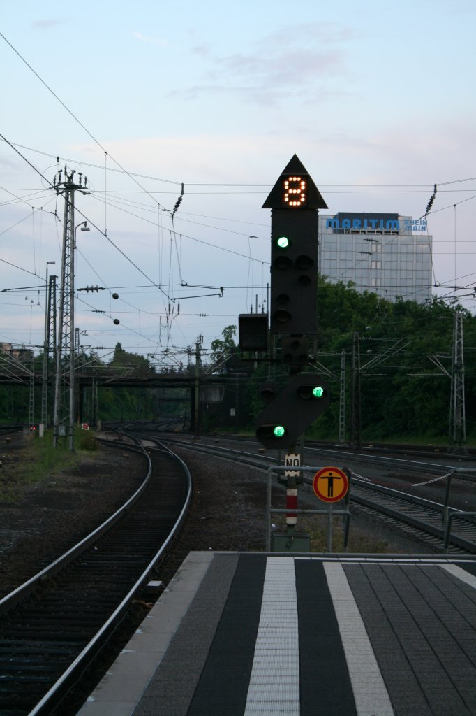 Das ASig N9 der Sdausfahrt von Darmstadt Hbf. Das Bild entstand am Abend des 24.05.13
Das Signal zeigt Hp1 Zs3/Kz 8 mit Vr1. (Fahrt mit 80 Km/h, Fahrt erwarten.)