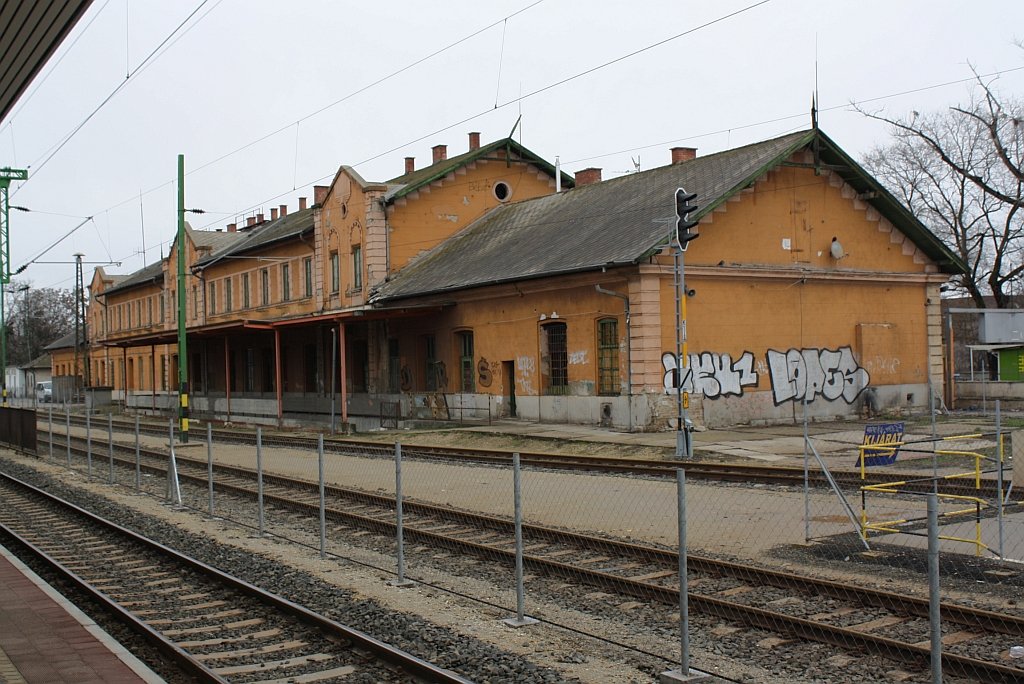 Das Aufnahmsgebude des Bf. Kelenfld hat auch schon bessere Zeiten gesehen, 27.Feb.2010.
