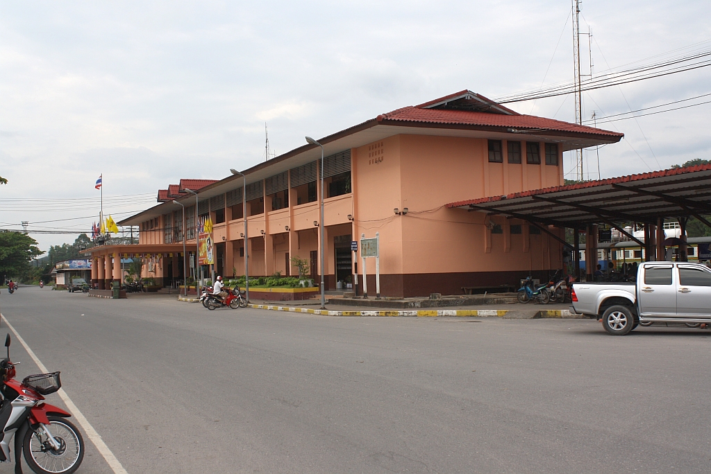 Das Aufnahmsgebude des Bf. Thung Song Junction erhielt einen neuen Anstrich, und zeigt sich nun anstelle von Blau/Weiss in Braun/Orange. Bild vom 06.Jnner 2013.