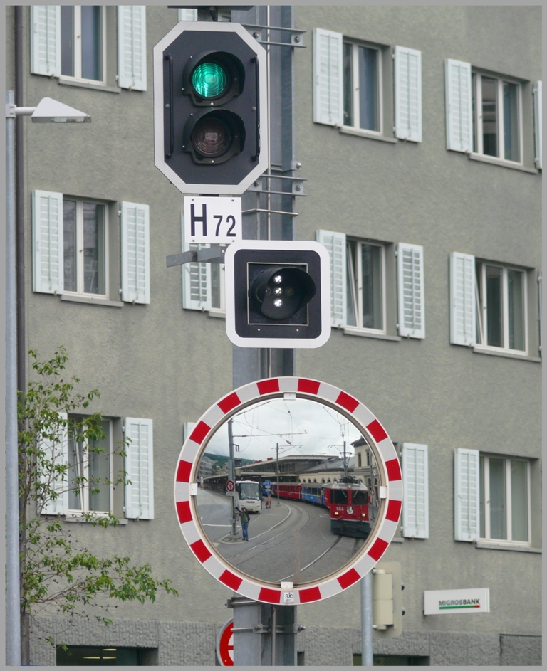 Das Ausfahrsignal Chur ab Gleis 2 nach Arosa fr den R1453 steht auf Fahrt. (18.06.2010)