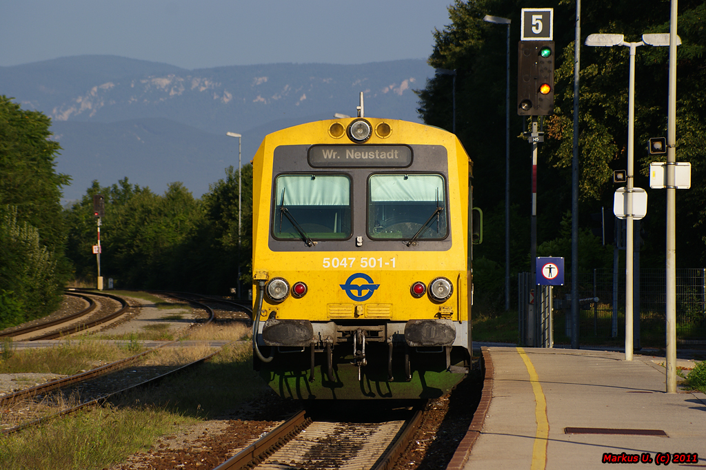 Das Ausfahrsignal zeigt fr GySEV/Raaberbahn 5047 501 als R7718  FISCHAPARK (Sopron-Wiener Neustadt Hbf) Freie Fahrt mit 40 km/h an. Neudrfl, 19.08.2011