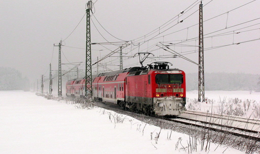 Das Auto wurde losgeeist und schon standen wir am selbigen B wieder. 
Es kam 114 040 mit einem RE 3 (+ 50) gen Elsterwerda an dem fr uns doch sehr wohlig warmen Auto vorbei. 29.12.2010