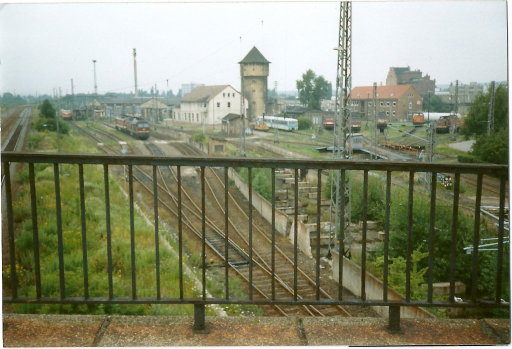 Das Bahnbetriebswerk Nordhausen 1996 (Scan). frhkindlicher  Schnappschuss  durch das Gelnder. Aber selbst das gibt es heute nicht mehr.