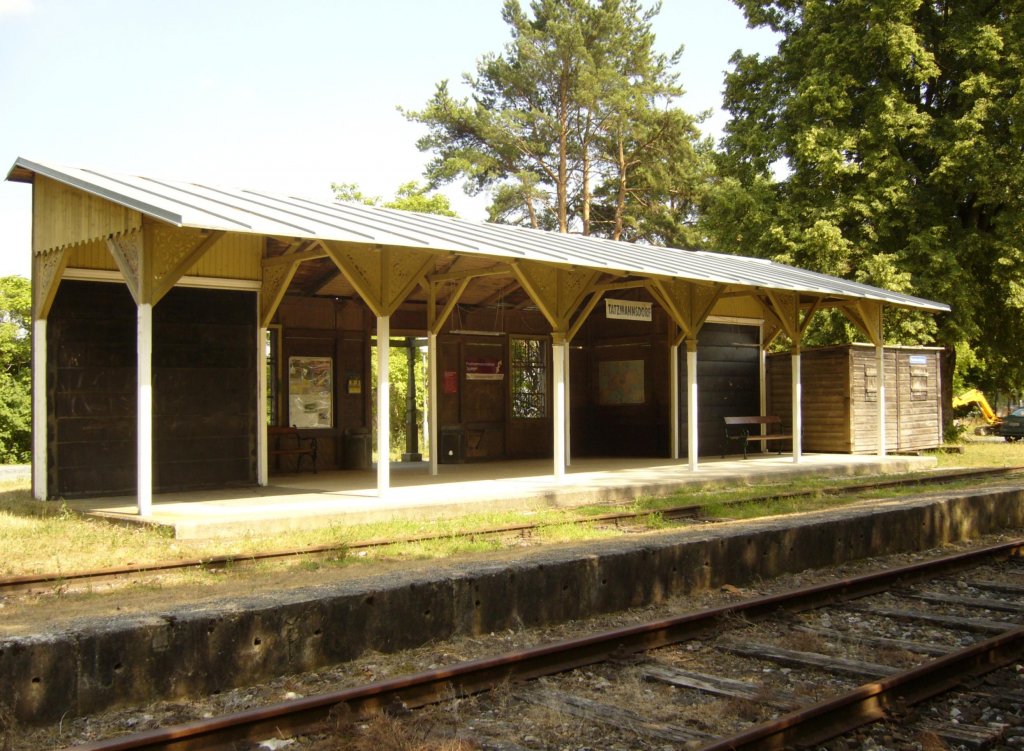 Das Bahnhofsgebude von Bad Tatzmannsdorf scheint aus einer anderen Zeit zu sein, hat aber sicherlich seine architektonischen Reize, Juli 2010