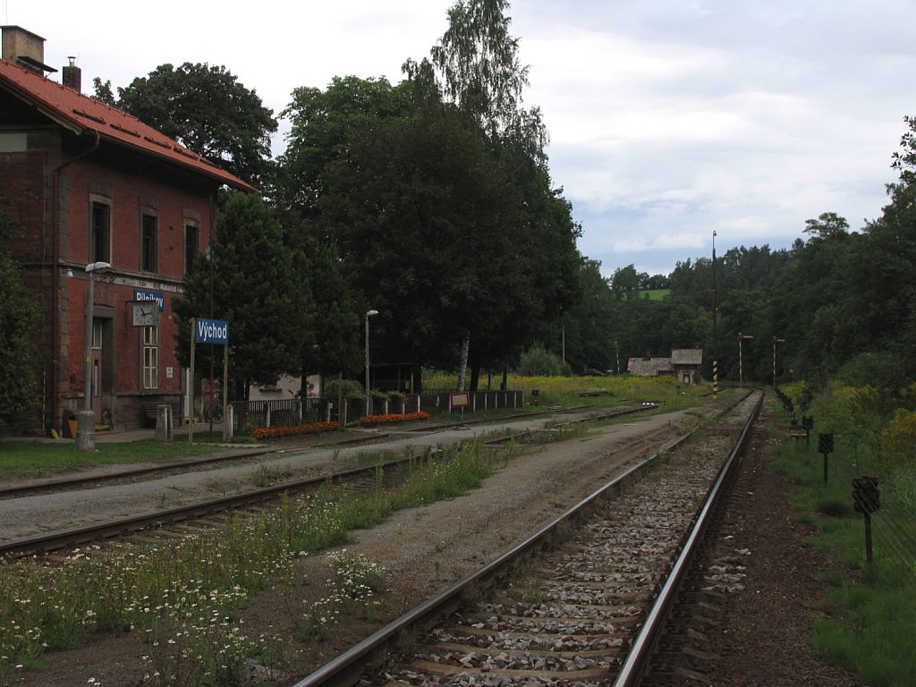 Das Bahnhofsgebude von Bahnhof Pilnikov am 11-8-2011. Im Hintergrund gibt es die alte Flgelsignale.