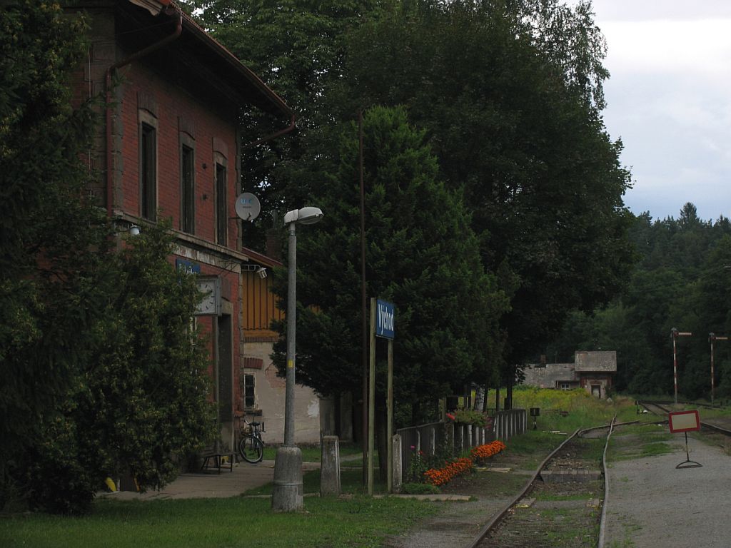 Das Bahnhofsgebude von Bahnhof Pilnikov am 11-8-2011. Im Hintergrund gibt es die alte Flgelsignale.