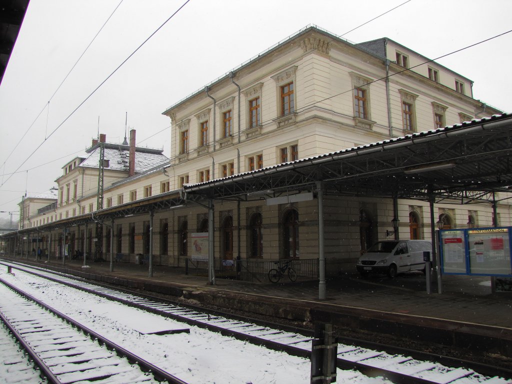 Das Bahnhofsgebude und der Bahnsteig 1 in Altenburg; 24.01.2011