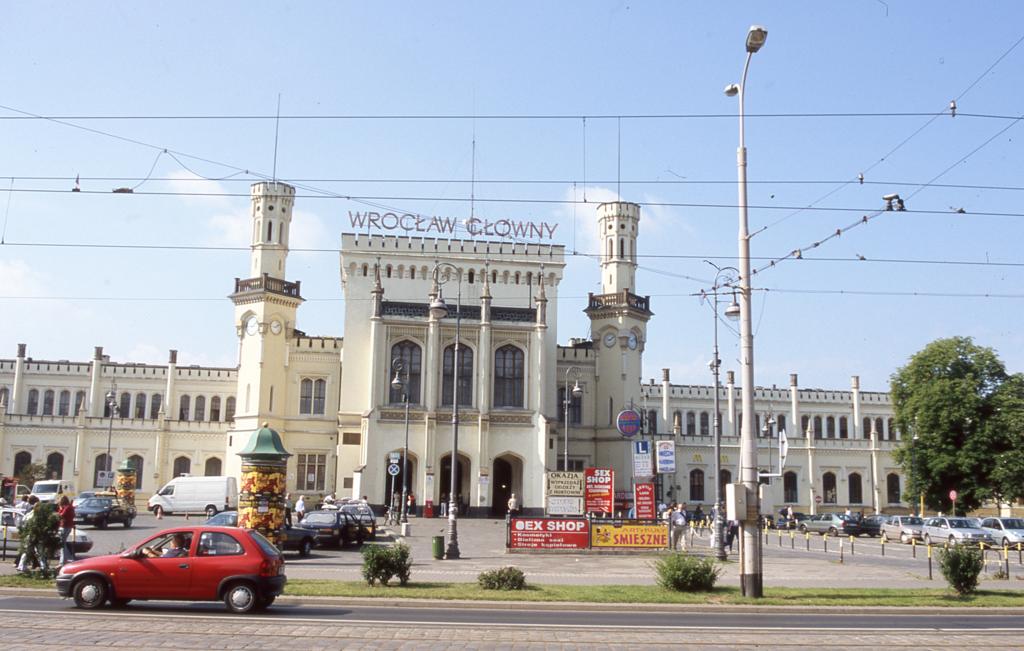 Das Bahnhofsgebude von Breslau mit dem groen Schriftzug
Wroclaw Glowny macht mchtig was her und ist ein sehenswerter Bau.
Die Aufnahme entstand am 28.6.2004.