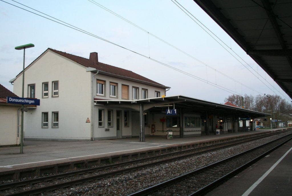 Das Bahnhofsgebude und der Bstg 1 in Donaueschingen, 18.04.10