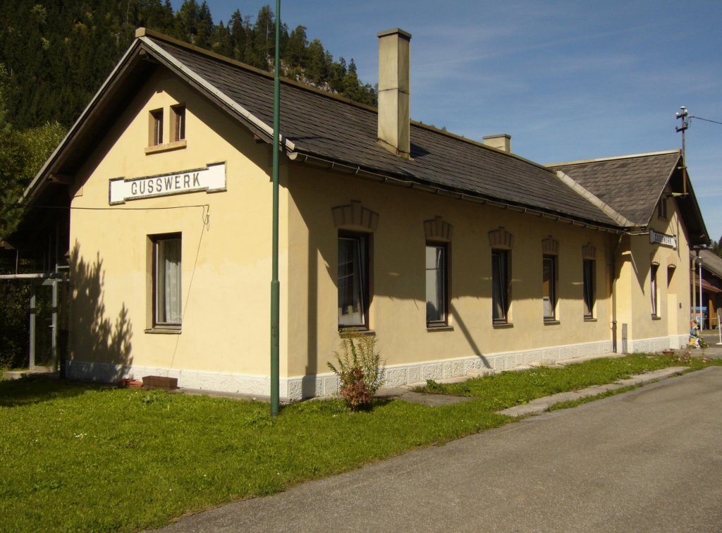 Das Bahnhofsgebude der ehemaligen Endstation Guwerk an der Mariazellerbahn ist erhalten geblieben und erinnert an die Zeit als die Mariazellerbahn noch hier endete.Heutiger Endpunkt ist Mariazell. Sep.2010