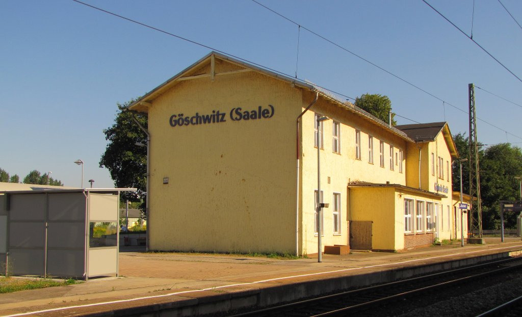 Das Bahnhofsgebude vom Flgelbahnhof Gschwitz (Saale), der bei der DB allerdings als Jena Gschwitz gefhrt wird; 15.08.2012