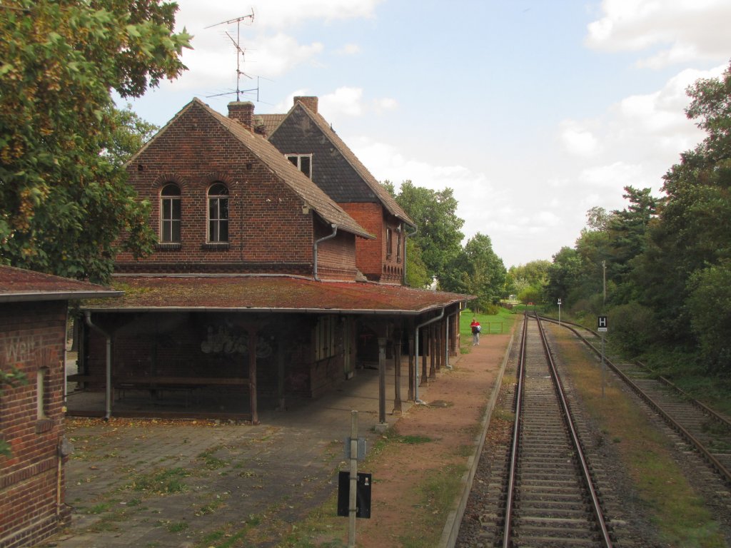 Das Bahnhofsgebude und die Gleisanlagen in Wrlitz.