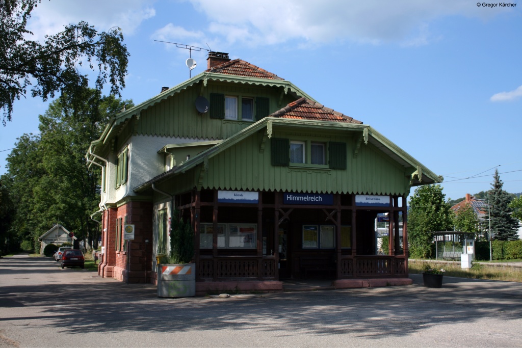 Das Bahnhofsgebude von Himmelreich. Hier beginnt an der Hllentalbahn die Steilstrecke nach Hinterzarten. Immer zur vollen und halben Stunde kreuzen sich hier die RBs Freiburg-Neustadt und Freiburg-Seebrugg. Aufgenommen am 11.08.2012.