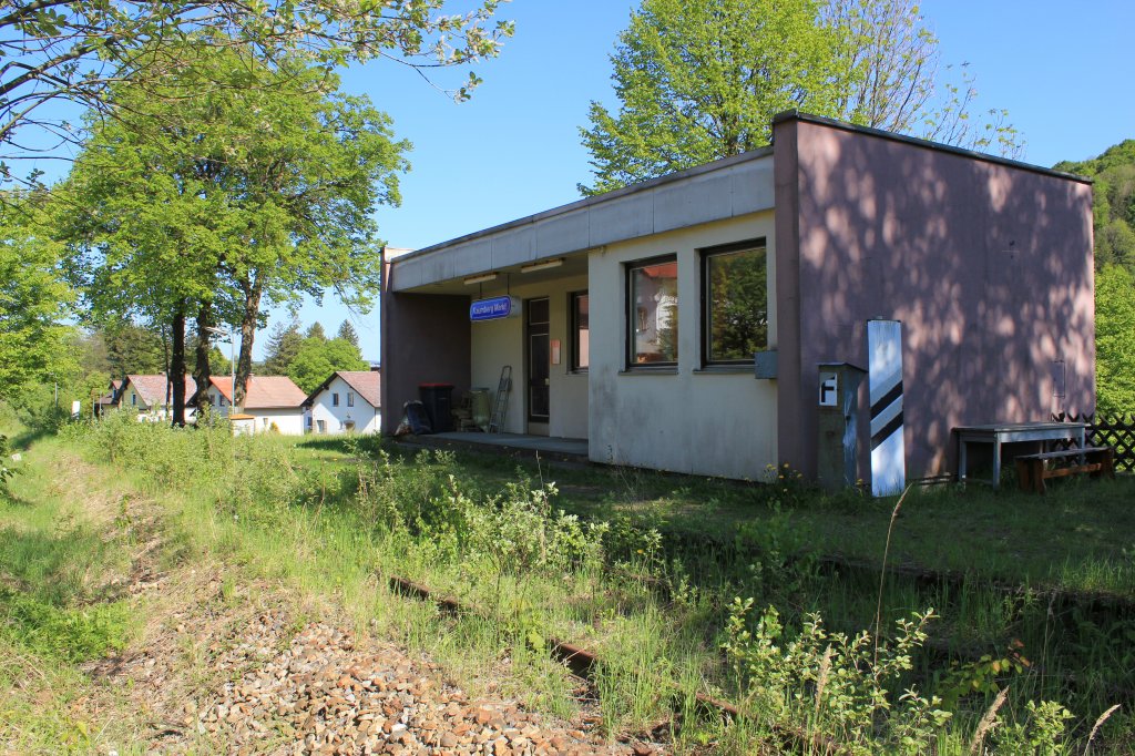 Das Bahnhofsgebäude von Kaumberg Markt im aufgelassenen Teil der Leobersdorferbahn. Seit 2004 ist der Bahnhof Kaumberg Markt ohne öffentlichen Anschluss wie man beim Anblick erahnen kann, Mai 2011