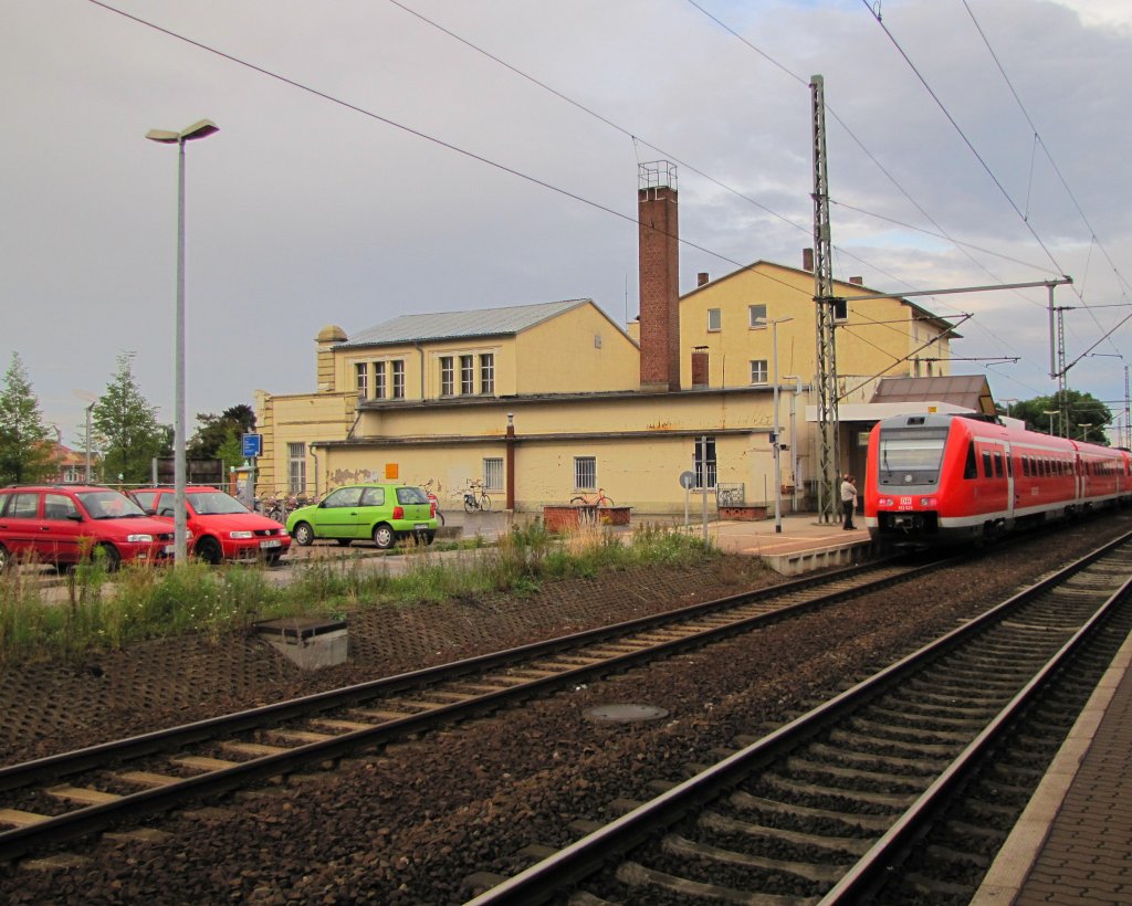 Das Bahnhofsgebude mit Gleis 1 und 2 in Gotha; 08.08.2010