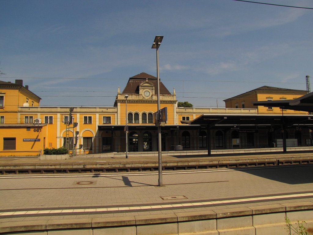 Das Bahnhofsgebude in Neustadt (Weinstr) Hbf; 07.05.2011