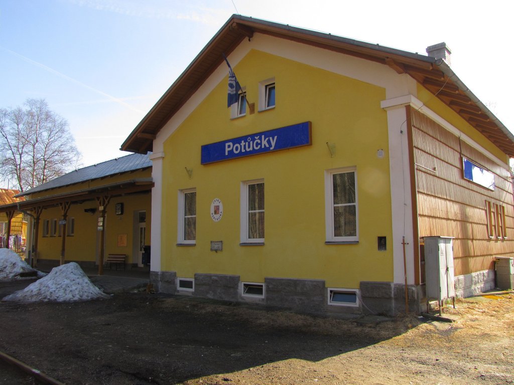 Das Bahnhofsgebude von Potůčky im Erzgebirge; 22.03.2011