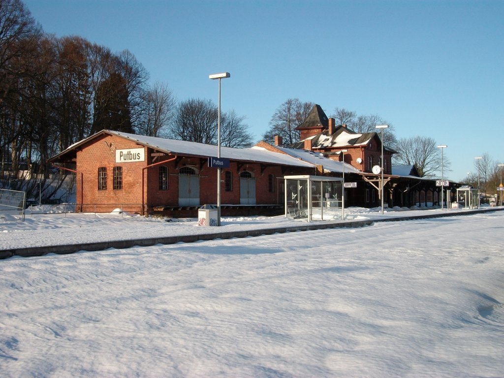 Das Bahnhofsgebude von Putbus im Winter am 01.Januar 2011.