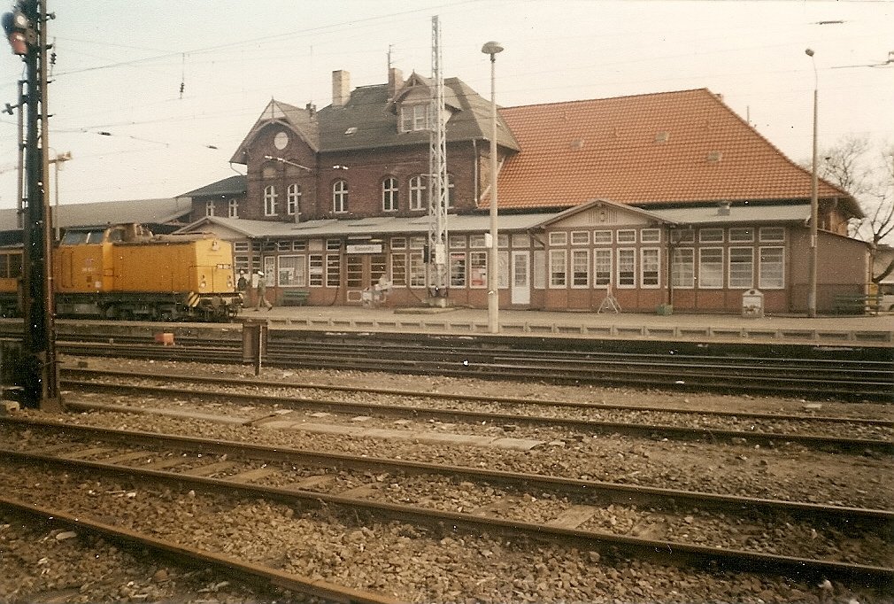 Das Bahnhofsgebude von Sassnitz von der Gleisseite im Mrz 1997.