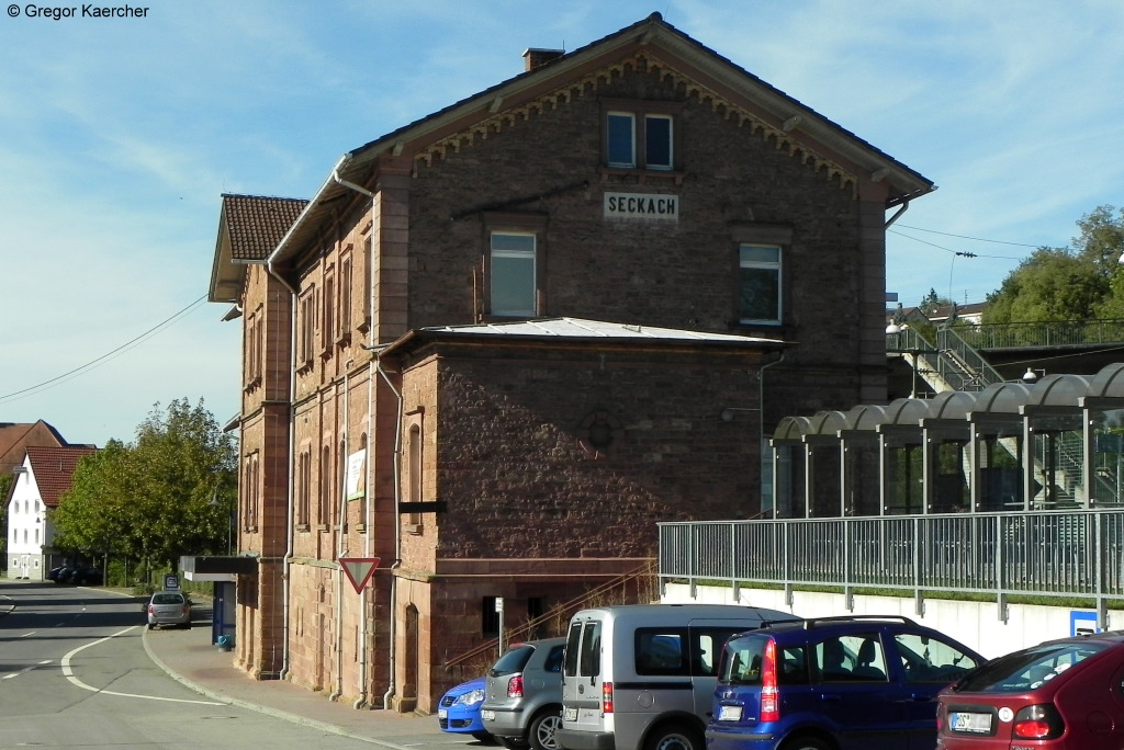 Das Bahnhofsgebude von Seckach an der Strecke Neckarelz-Osterburken. An dieser Station zweigt die Madonnenlandbahn nach Walldrn und Miltenberg ab. Heute steht dieser historisch schne Bahnhof leer und sucht einen Investor. Aufgenommen am 10.09.2011.