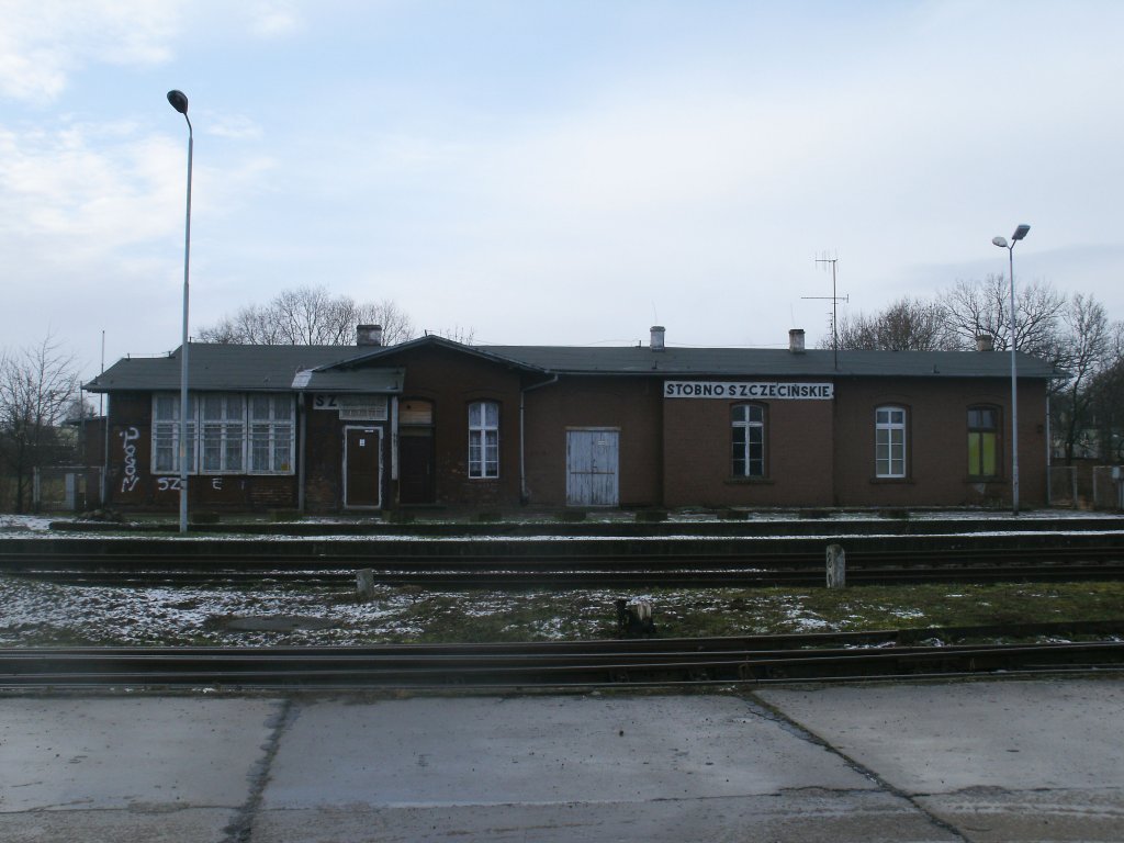 Das Bahnhofsgebude von der Station Stobno Szczecinskie am 04.Februar 2013.Der Bahnhof liegt an der Strecke Szczecin-Pasewalk.