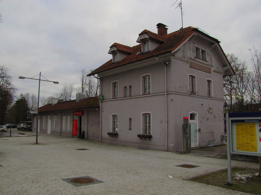 Das Bahnhofsgebude von der Straenseite aus fotografiert, in Ebersberg (Oberbay); 14.01.2011