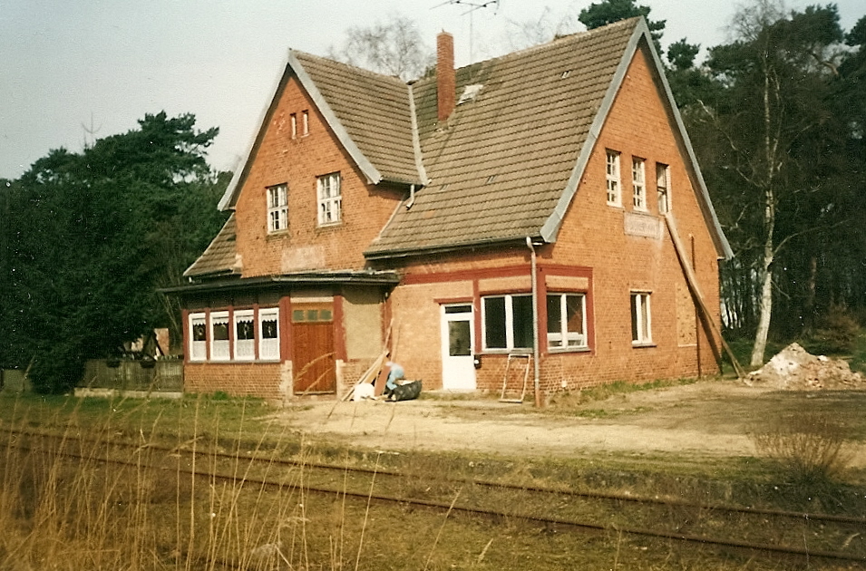 Das Bahnhofsgebude von Tannenheim einen Ortsteil von Barth an der Darbahn.