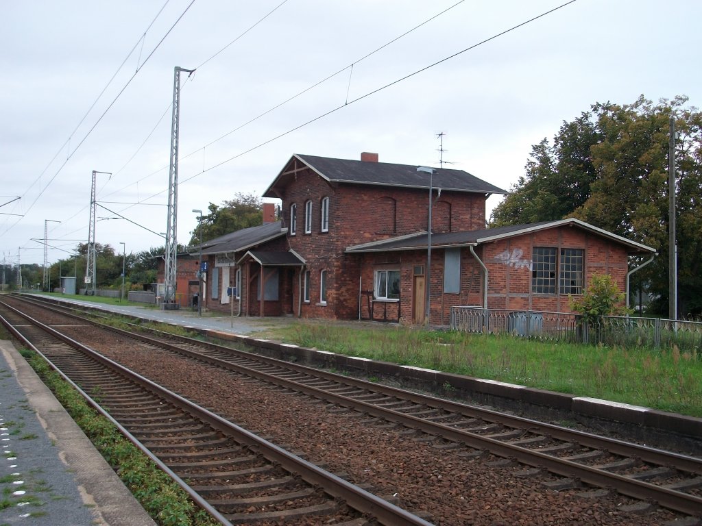 Das Bahnhofsgebude von Teschenhagen.Einst wohnten hier drei Familien jetzt wohnt gerademal noch eine Familie.