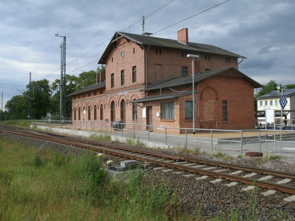 Das Bahnhofsgebude von Zssow am 23.Juni 2012.