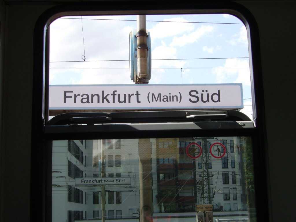 Das Bahnhofsschild Frankfurt am Main Sd aus der RB 55 raus fotografiert am 11.06.11