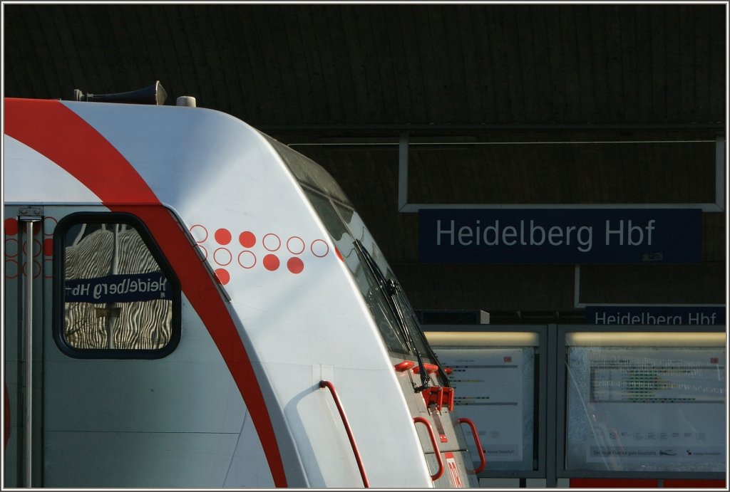 Das Bahnhofsschild Heidelberg anders gesehen.
(28.03.2012)