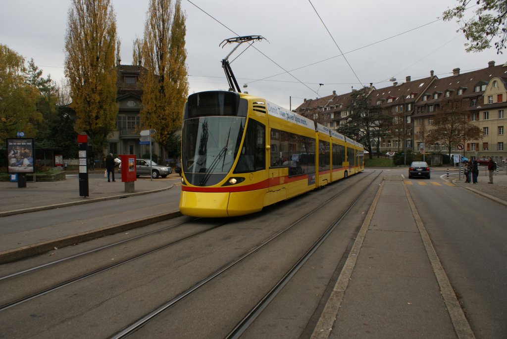 Das Basler Tram in Bern: TANGO Be 6/10 154 durchfhrt am 14.11.09 die Station Viktoriaplatz.