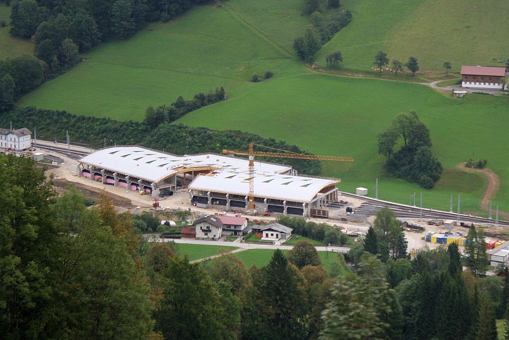 Das im Bau befindliche Betriebszentrum der NVOG beim Bf. Laubenbachmhle am 25.August 2012. Naturschutz habe ich mir eigentlich anders vorgestellt.